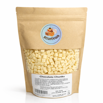 Pacote castanho com pedaços de chocolate branco visíveis