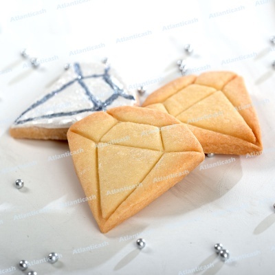 Bolachas em forma de diamante com decoração em glacê e açúcar