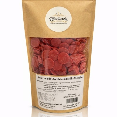 Pacote de chocolate em pastilhas vermelhas com etiquetas detalhadas