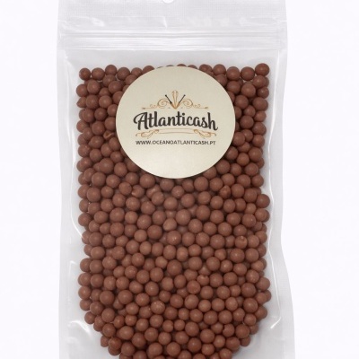Pacote transparente com bolas cor de castanho e etiqueta Atlanticash