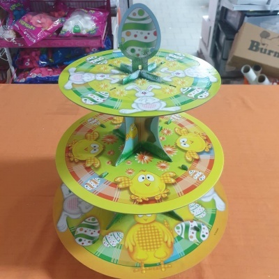 Expositor de cartão colorido com desenhos de pintainhos, coelhinhos e ovos de Páscoa