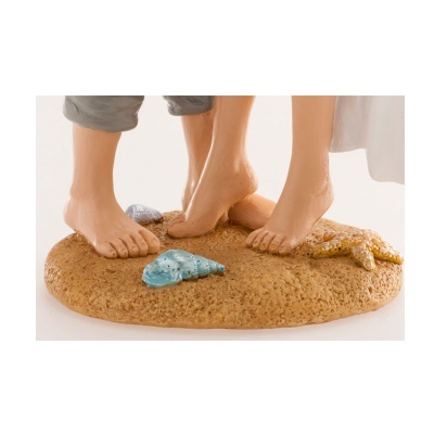 Figurinas de pés sobre base que parece areia com concha e estrela do mar