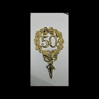 Adorno dourado em formato de coroa com número 50 e detalhes florais