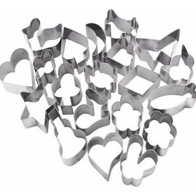 Conjunto de cortadores de bolachas em metal prateado com vários formatos