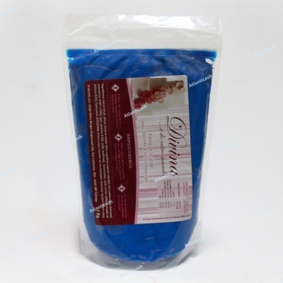 Pacote azul num saco plástico transparente com rótulos e texto visíveis