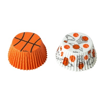 Forminhas para bolos com padrão de basquetebol, uma laranja e outra branca com desenhos de bolas e aros.