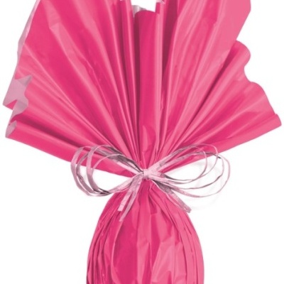 Ovo de Páscoa embrulhado em papel rosa com fita prateada