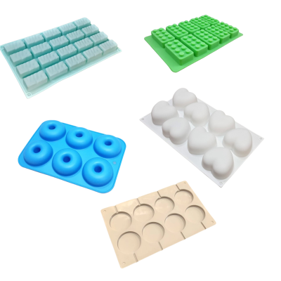 Cinco formas de silicone coloridas com moldes diversos sobre fundo branco