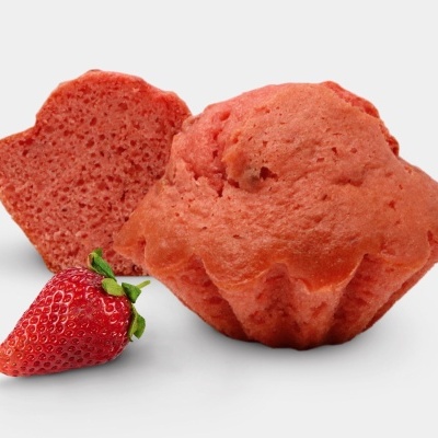 Muffin vermelho com metade e morango fresco