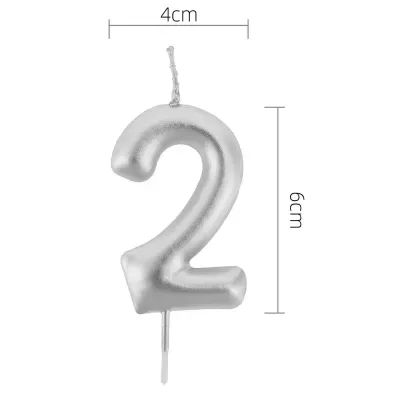 Vela número 2 prateada com medidas 6 cm x 4 cm