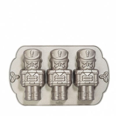 Forma metálica cinza para assar com três figuras de soldado de chumbo