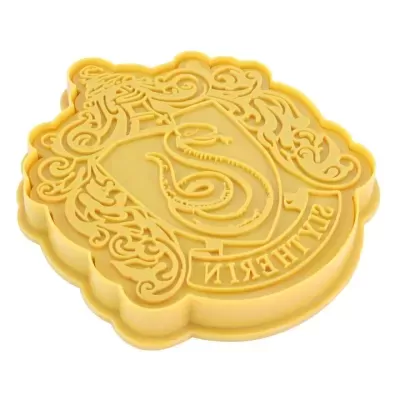 Produto amarelo claro com relevo de brasão com serpente e palavra RAVENCLAW