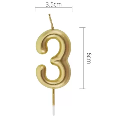 Vela dourada em forma do número 3 com medidas 6 cm de altura por 3,5 cm de largura