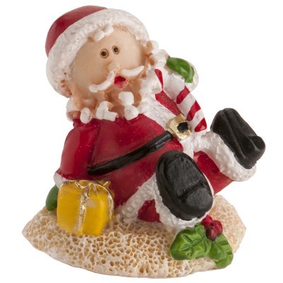 Figura decorativa Pai Natal com roupa vermelha e branca sentado com presente e saco nas costas