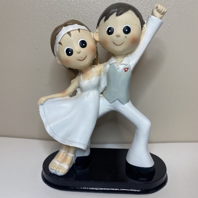 Figuras decorativas de noivos em estilo cartoon, cores suaves, base preta