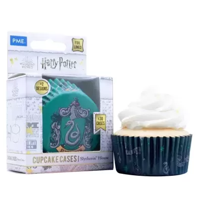 Forminhas para cupcakes verdes com brasão de Slytherin e cupcake decorada com cobertura branca