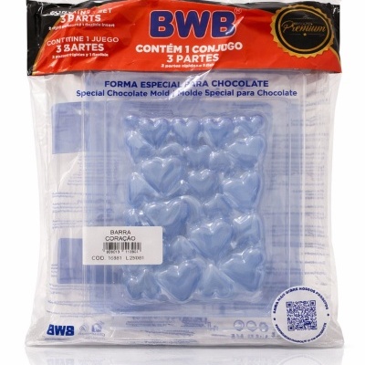 Molde de plástico transparente para chocolate em forma de corações em embalagem plástica com topo vermelho e preto.