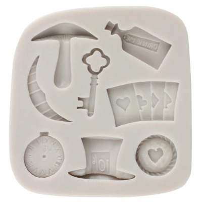 Moldes de silicone branco com várias formas incluindo chave, chapéu, cartas e biscoito com coração