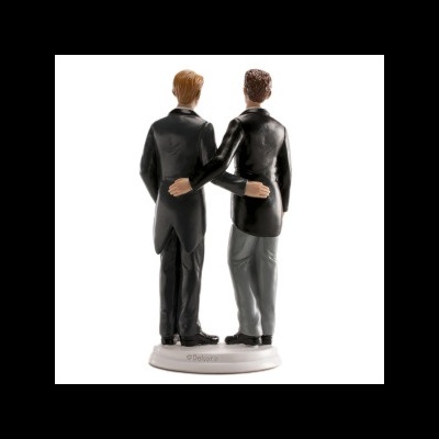 Estatueta de duas figuras masculinas de costas, uma com casaco preto e outra com calças cinzentas, sobre base branca.