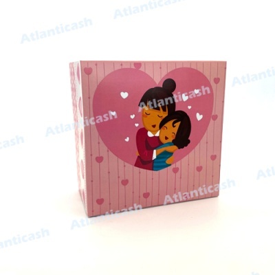 Caixa rosa com padrão de riscas verticais e corações e ilustração de duas pessoas abraçadas dentro de um coração