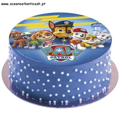 Bolo redondo azul com personagens do Paw Patrol no topo e bolinhas brancas na lateral