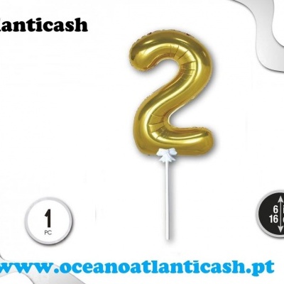 Balão dourado número 2 com suporte branco e textos promocionais
