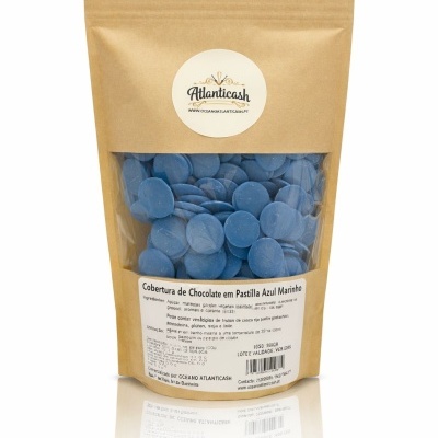 Pacote de papel kraft com pastilhas azuis de chocolate dentro e rótulo com texto em português