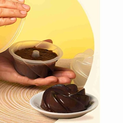 Sobremesa de chocolate numa forma plástica transparente e outra moldada em prato branco