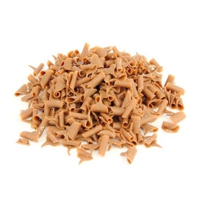 Massa alimentar castanha clara em pequenos tubos curvos num monte