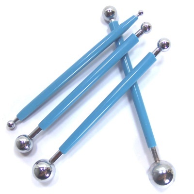 Ferramentas de modelar com cabo azul e pontas metálicas esféricas