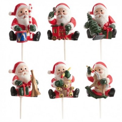 Conjunto de seis figuras decorativas de Papai Noel em porcelana ou plástico, com diferentes acessórios festivos.