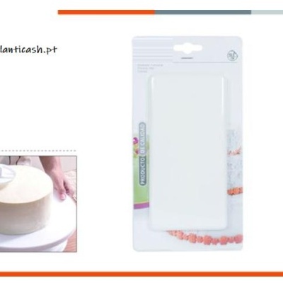 Espátulas brancas para alisar bolos em embalagem e uso ilustrativo