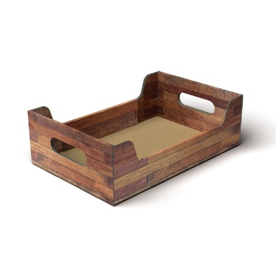 Bandeja de madeira castanha com aberturas laterais, vista de lado sobre fundo branco