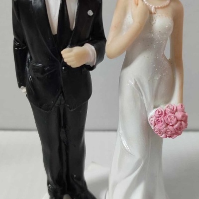 Figuras decorativas de noivo e noiva em base branca