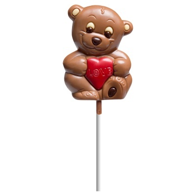 Pirueta de chocolate em forma de urso castanho segurando um coração vermelho com a palavra LOVE