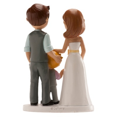 Figura decorativa para bolo de casal e criança vista por trás