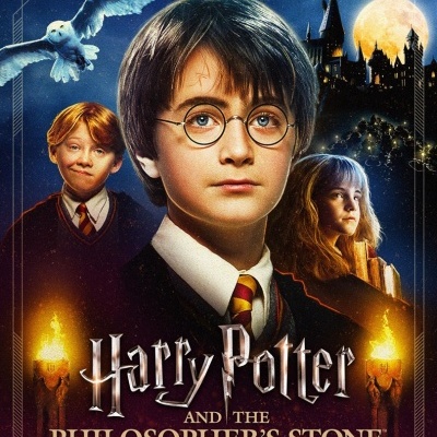 Cartaz do filme Harry Potter and the Philosopher's Stone com personagens principais em trajes escolares e cenário mágico