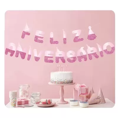 Decoração festa com bolo branco e letras cor-de-rosa 'FELIZ ANIVERSÁRIO'