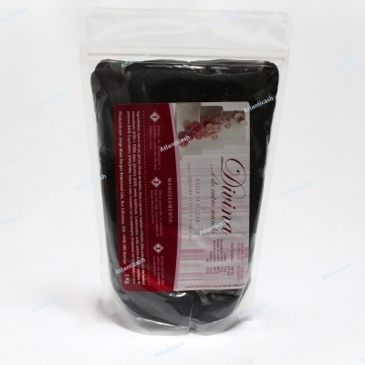 Pacote de tecido preto dobrado com etiqueta estampada