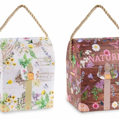 Duas caixas com padrão floral, uma branca e outra castanha, formato de casa com alça de corda