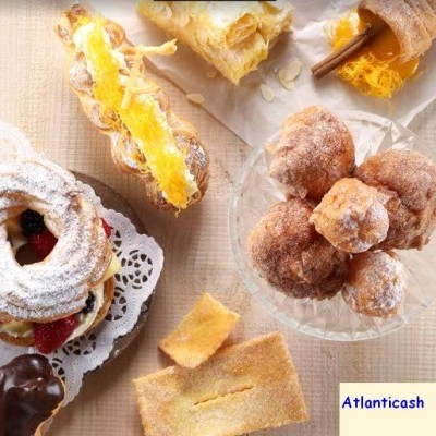 Vários doces variados sobre superfície clara com etiqueta Atlanticash