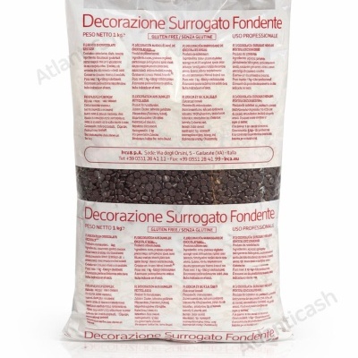 Saco de chocolate em grãos com etiquetas em branco e vermelho