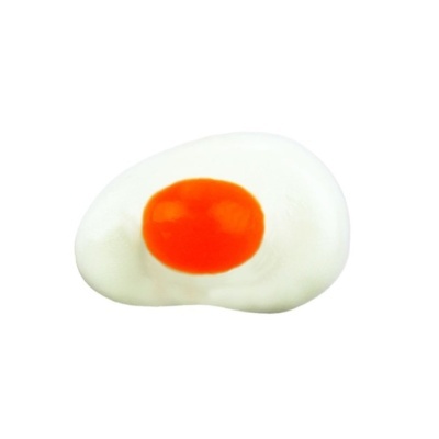 Brinquedo em forma de ovo estrelado com clara branca e gema laranja.