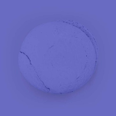 Macaron azul redondo com fissura na superfície