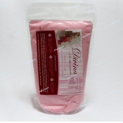 Pacote de tecido cor-de-rosa em saco transparente com etiqueta branca e bordô