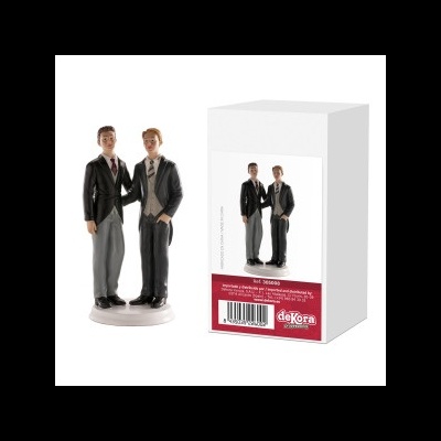 Figura decorativa para bolo com dois homens em fatos pretos e embalagem branca com etiqueta vermelha.