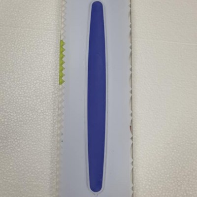 Paleta culinária com cabo azul e lâmina branca