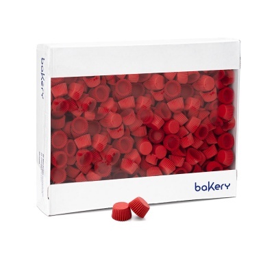 Caixa branca com pequenas formas de silicone vermelhas para bolos