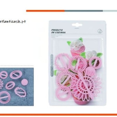 Conjunto de cortadores de massa cor-de-rosa em plástico em embalagem blister