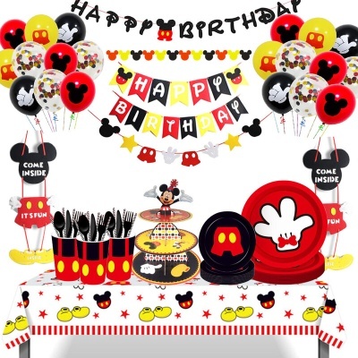 Decoração de festa de aniversário Mickey Mouse com balões, guardanapos, pratos, talheres e toalha de mesa tema Mickey.